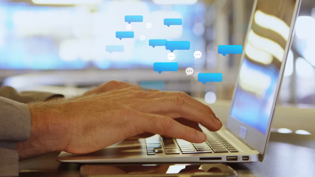 animaciones de iconos de redes sociales que caen sobre una persona que usa una computadora portátil