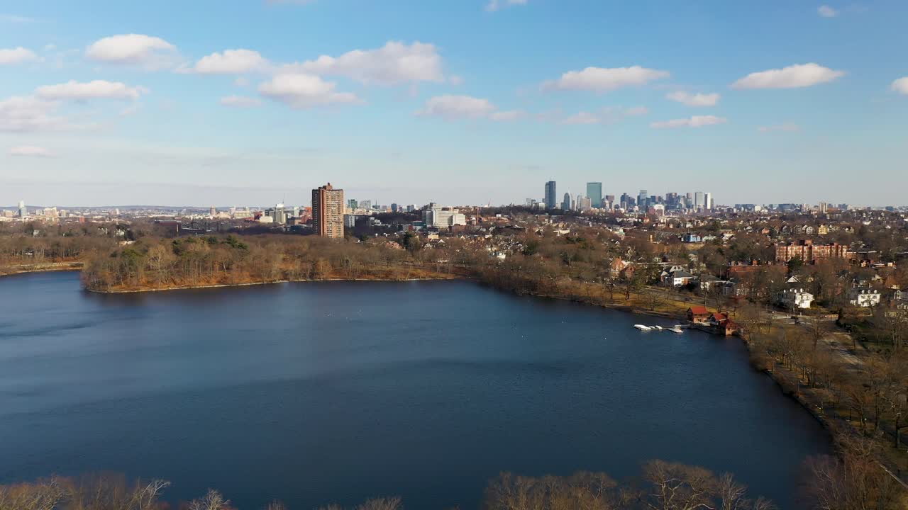 Volando sopra il lago alla periferia di Boston in una mattina di primavera