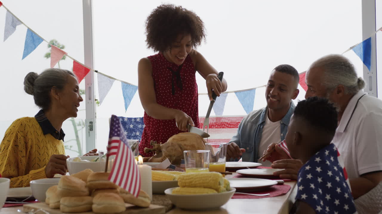 familia multigeneracional que tiene una comida de celebración