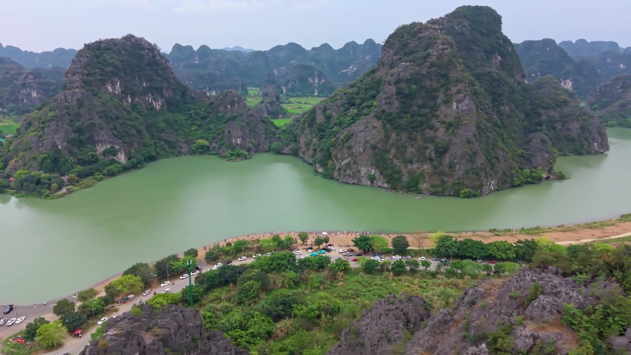 Cảnh quay bằng drone ghi lại những dòng sông rộng lớn và núi đá vôi hùng vĩ, tạo nên phong cảnh đặc trưng của Ninh Bình.