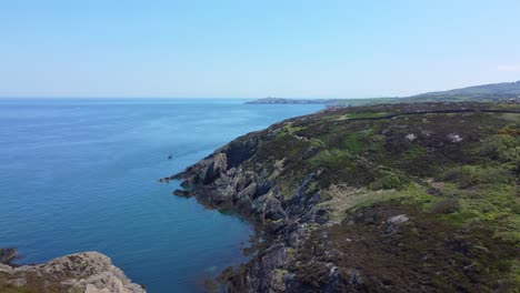 Pacífico-Amlwch-Anglesey-Norte-De-Gales-Montaña-Escarpada-Paseo-Costero-Vista-Aérea-Dolly-Izquierda-Rápido