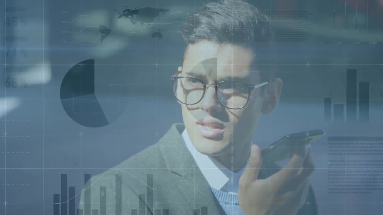 animación de procesamiento de datos estadísticos sobre hombre de negocios biracial hablando en teléfono inteligente en la calle