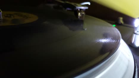 Primer-Plano-De-Un-Tocadiscos-Girando-Un-Disco-Lp,-Con-El-Led-Reflejando-Las-Ranuras-Giratorias