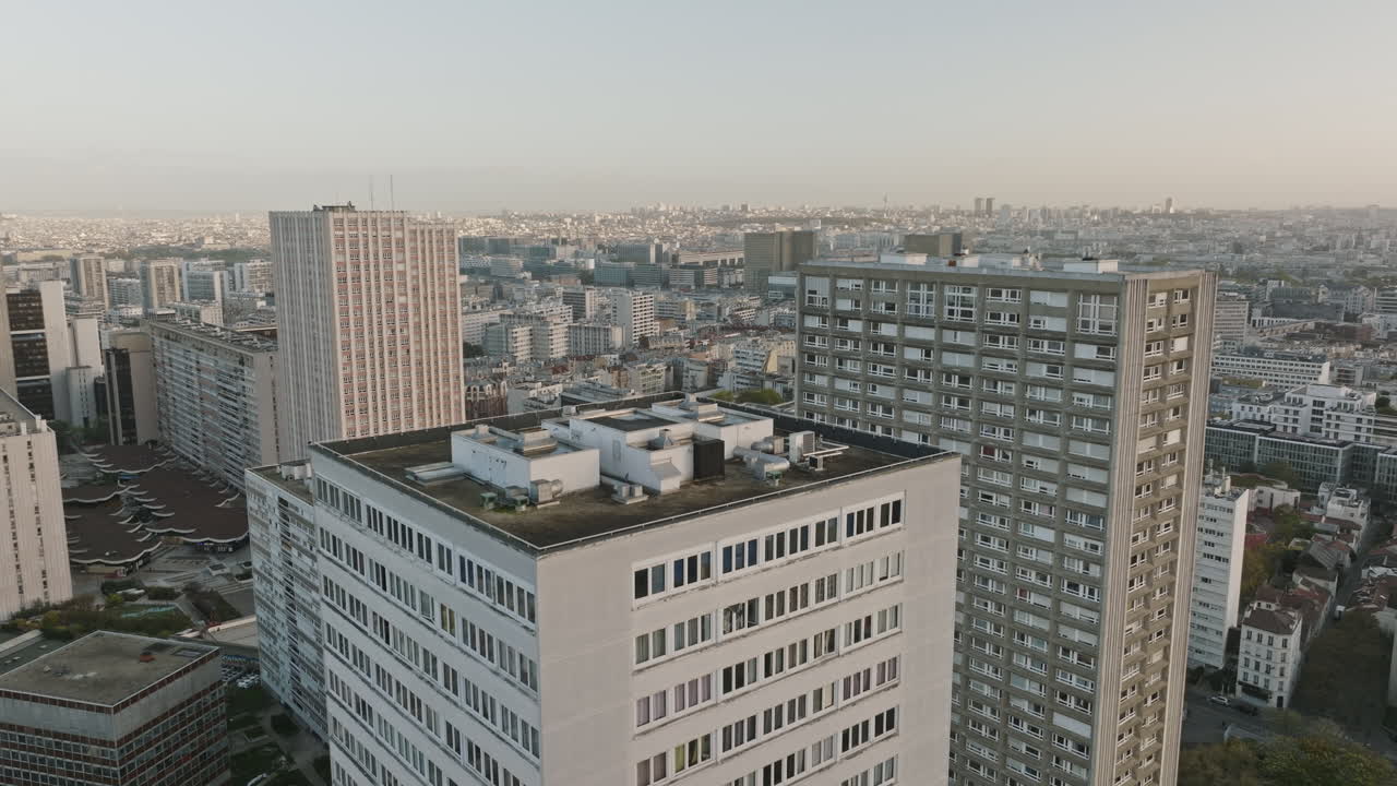 el emblemático parís xiii: las tomas aéreas mezclan historia y vitalidad moderna.