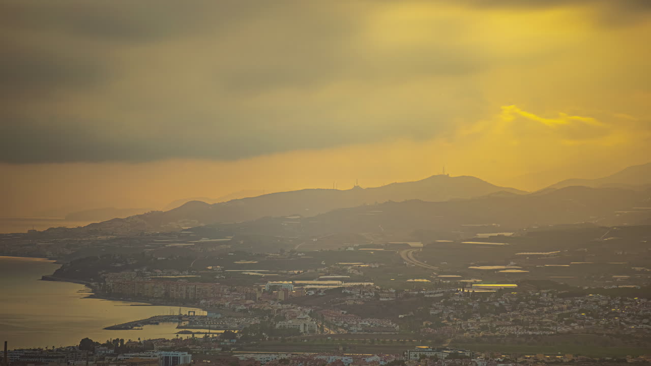 스페인 말라가 시 위 에 안개 가 가득 한 구름 이 가득 한 일몰