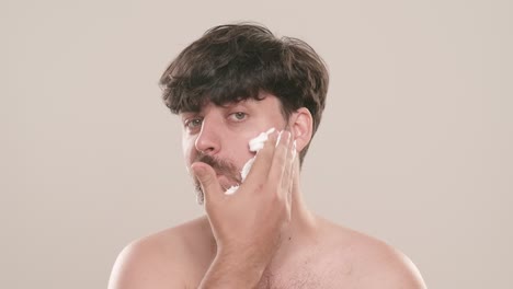 el afeitamiento del hombre