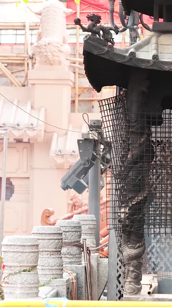 el humo se levanta del incienso en el templo de hong kong