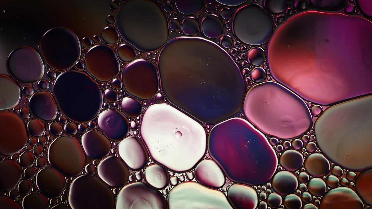 Gocce di olio alimentare colorate astratte, bolle e sfere che scorrono
