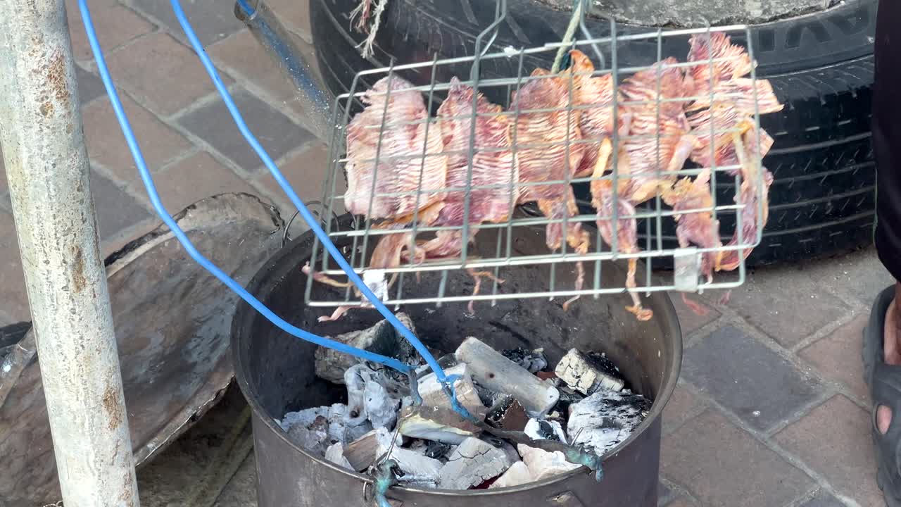 파타야 의 한 거리 에서 해산물 을 그릴 것