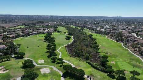 Toma-De-Drone-De-Un-Hermoso-Campo-De-Golf