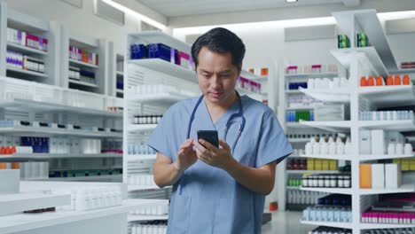 farmacéutico que utiliza el teléfono inteligente en la farmacia
