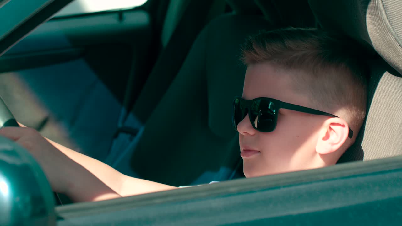 차량에서 운전하는 척하는 슬로우 모션 팬 샷이 자동차의 핸들을 돌립니다.