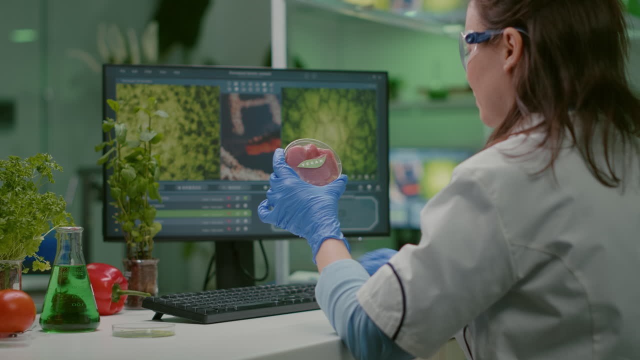 Mujer química analizando la carne de vacuno vegana para el experimento de bioquímica