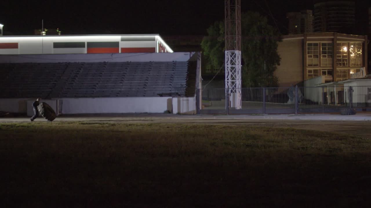 escena nocturna en un estadio vacío