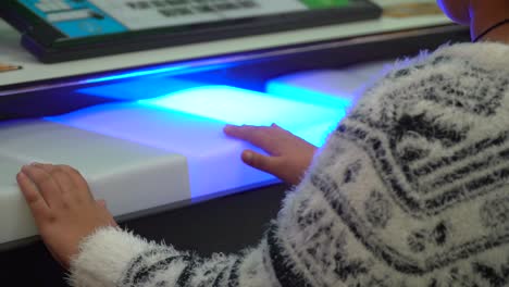 un niño no identificado juega en un teclado en un juego de arcade