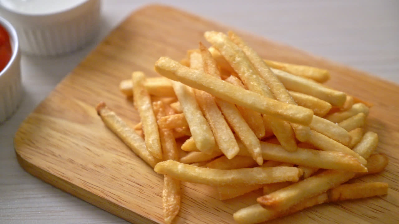 Patate fritte o patatine fritte con panna acida e ketchup