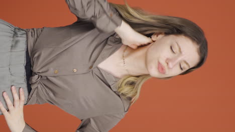 video vertical de una mujer joven con dolor de cuello.