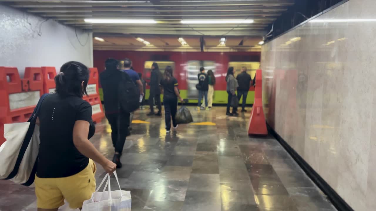 Everyday scene on a CDMX metro platform, people hurrying to board