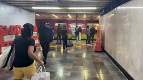 everyday scene on a cdmx metro platform, people hurrying to board