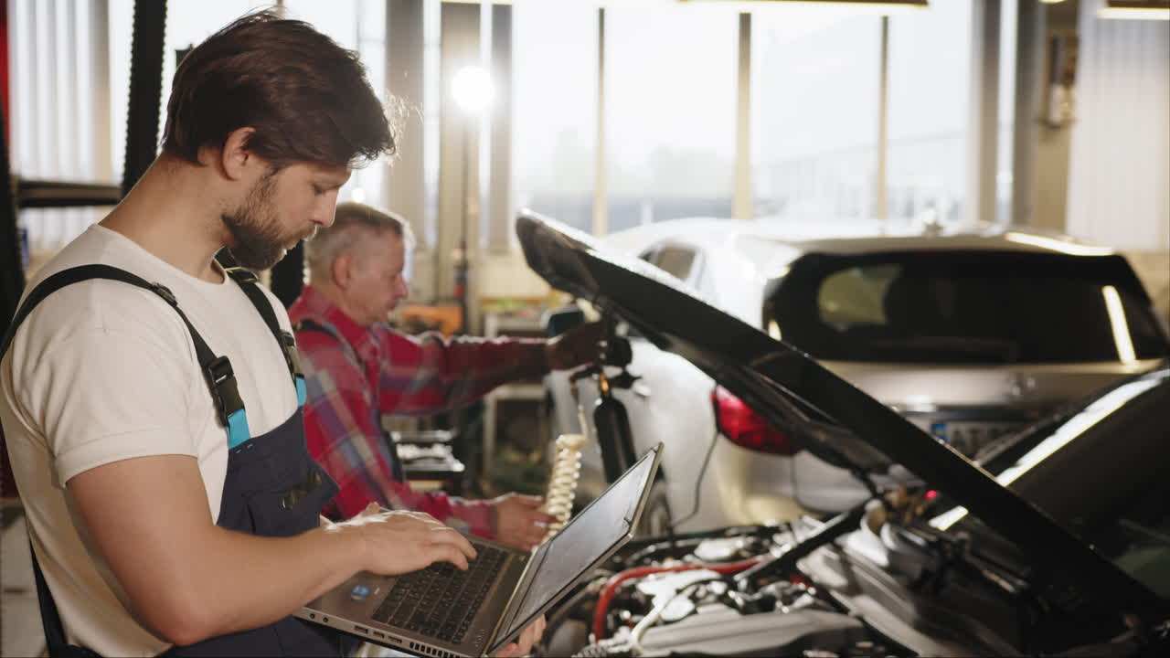 reparación y mantenimiento de automóviles en un garaje