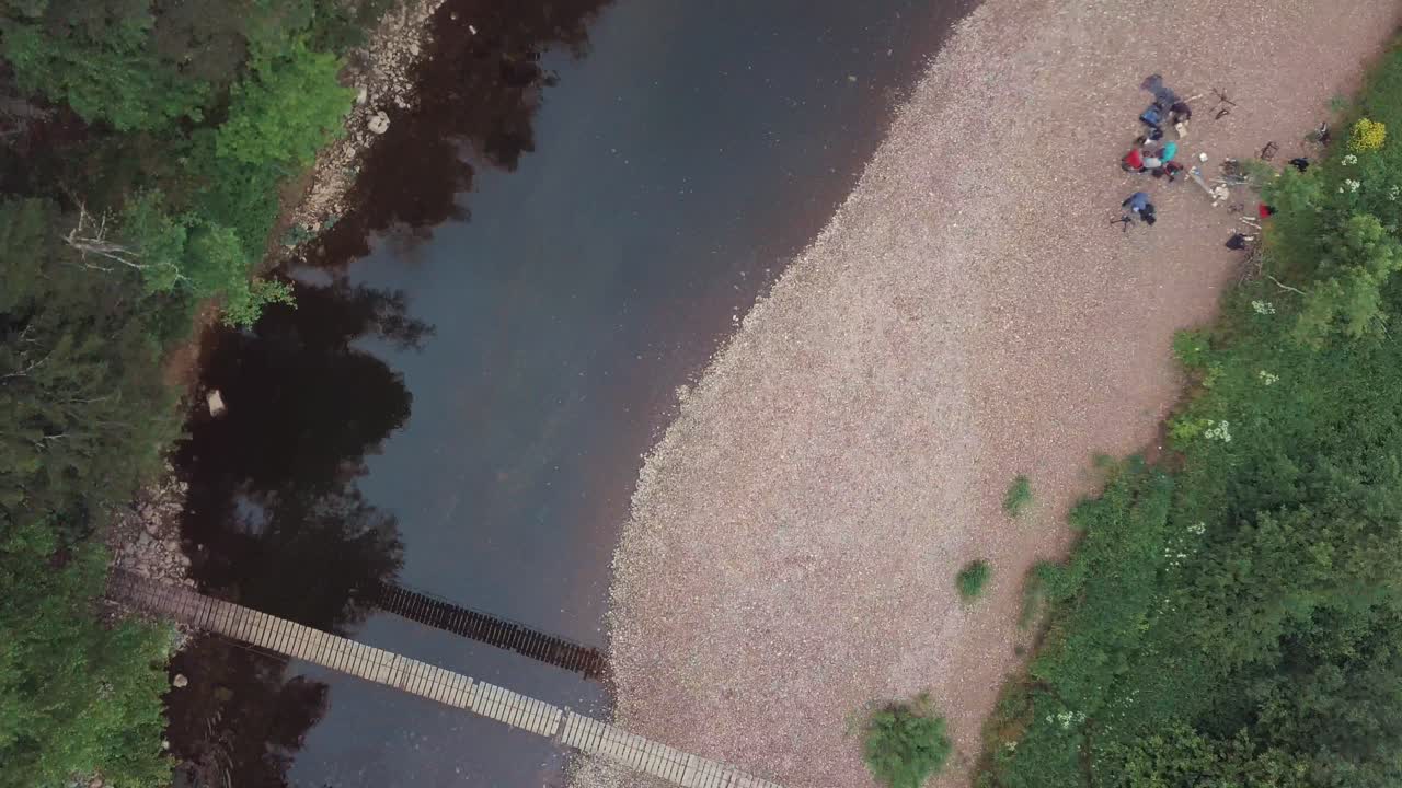 vista aérea del río y el campamento