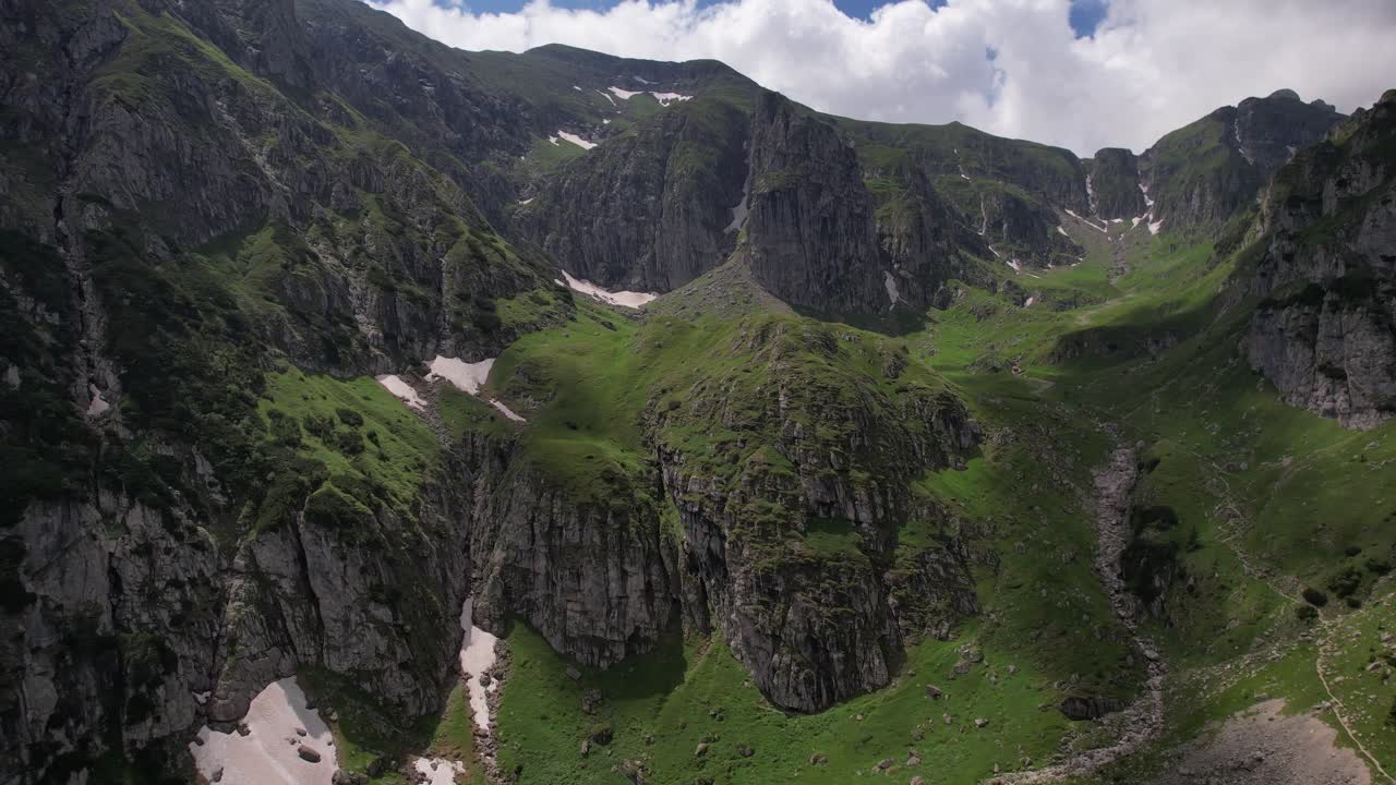 La lussureggiante Valle di Malaiesti nei Monti Bucegi in una giornata di sole, vista aerea