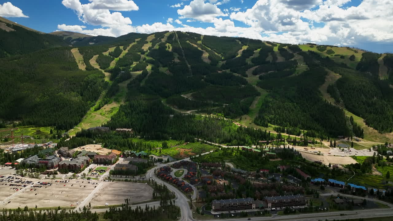 verano keystone breckenridge colorado vail resort paso épico entrada esquí snowboard bicicleta ciclismo motociclista góndola corre aéreo cinematográfico dron de alta altitud cielo azul de la tarde nubes lentamente hacia adelante movimiento