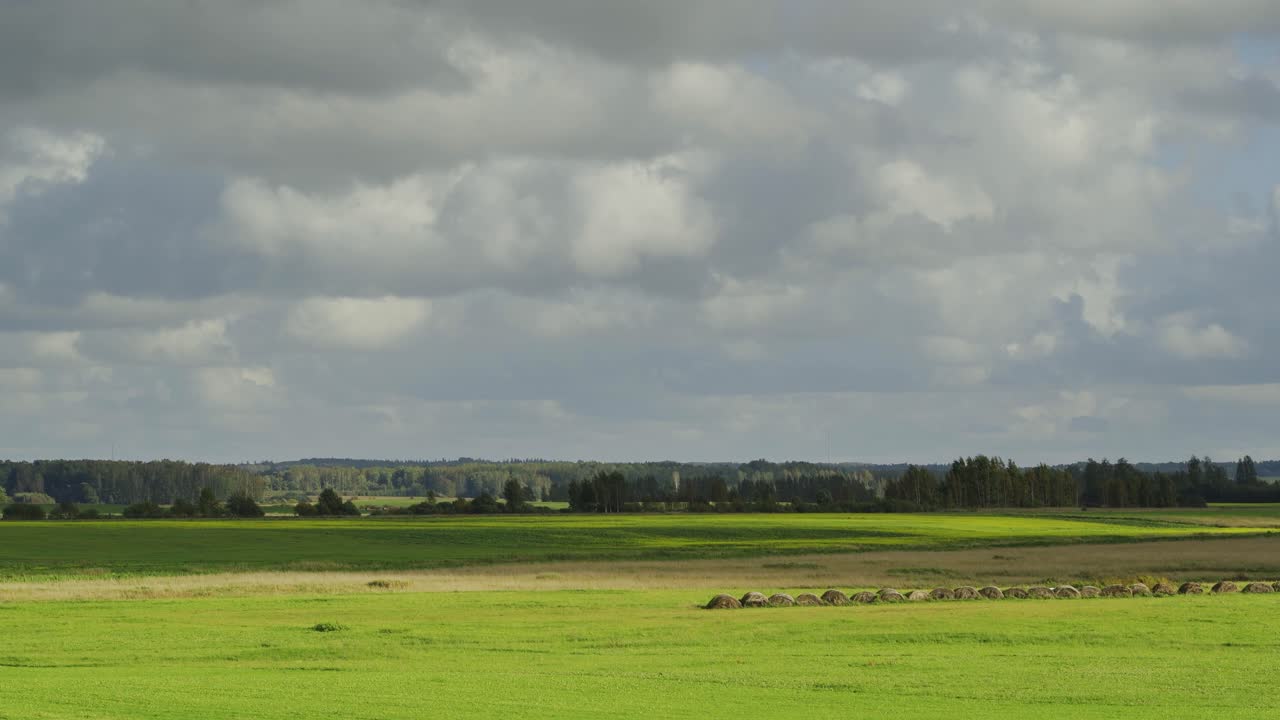 tierras de cultivo verdes en la lejanía. nubes en movimiento