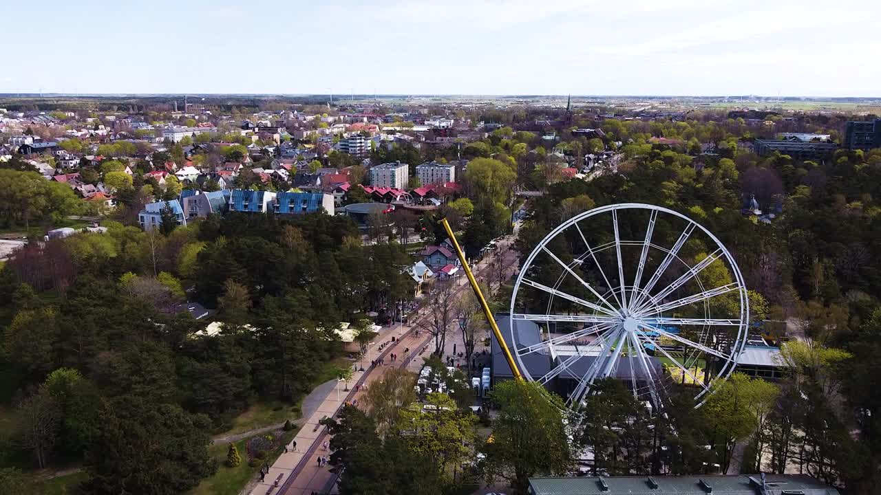 팔랑가의 도시 경관과 함께 건설 중인 흰색 관람차, 조감도
