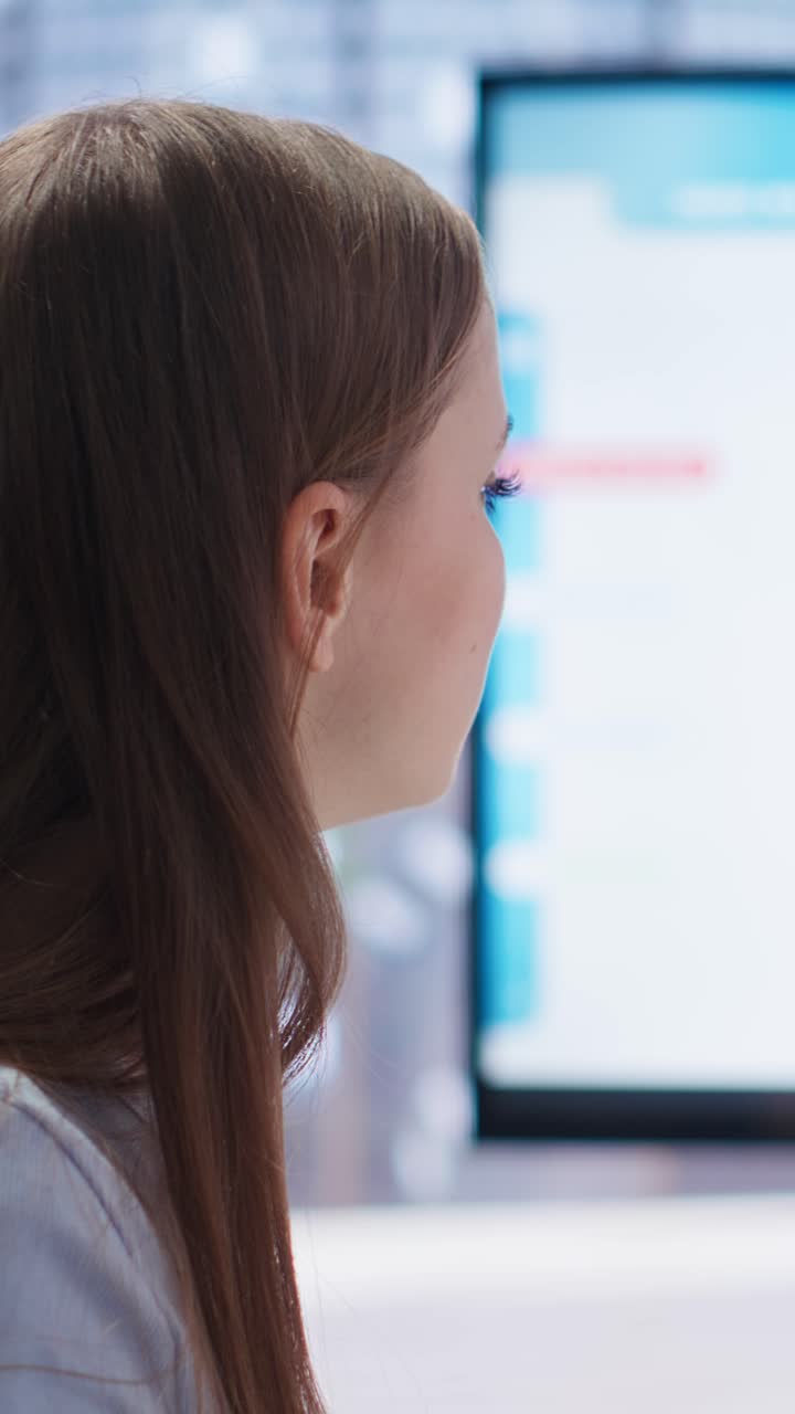 Vertical video Agent talking family, helping them build good spending habits