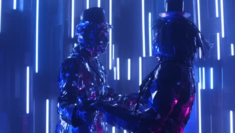 pareja de plata de personas enamoradas bailan juntas y giran en la luz de neón