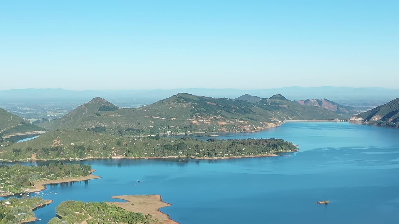 チリの山々と木々が望めるコルブン湖の景色