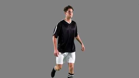 deportista decidido practicando fútbol