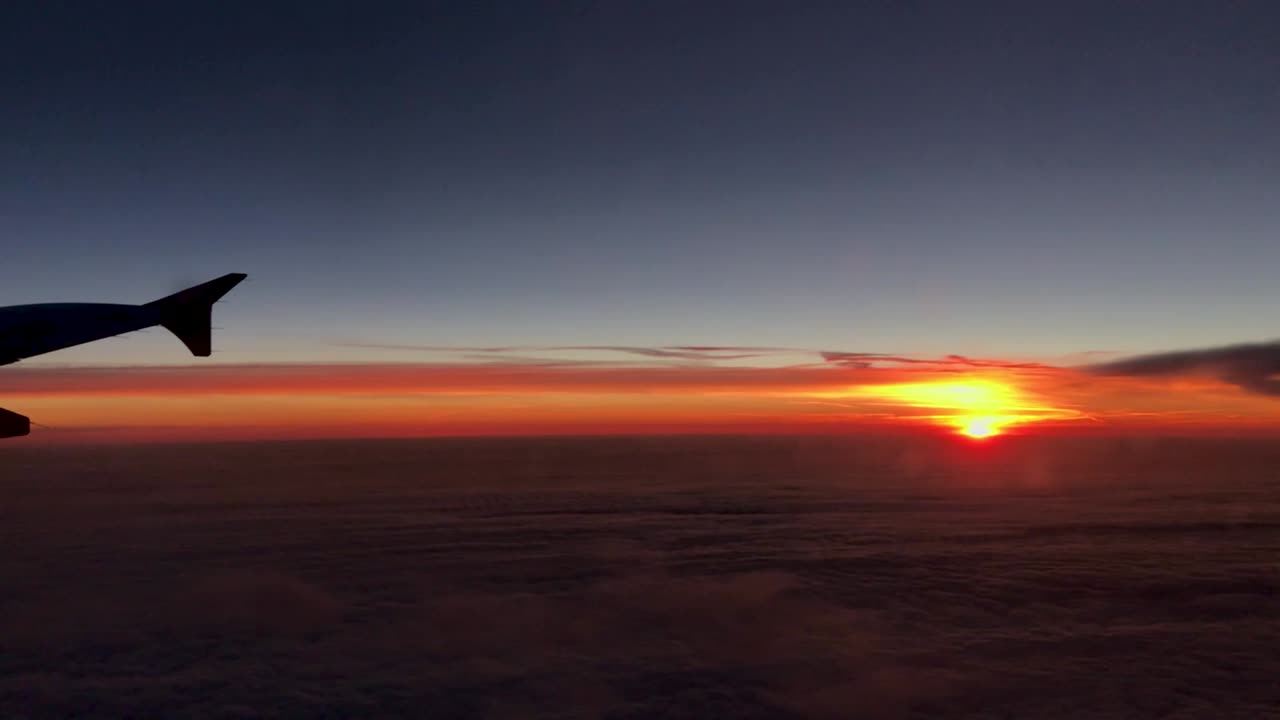 Pôr do sol deslumbrante da janela de um avião.