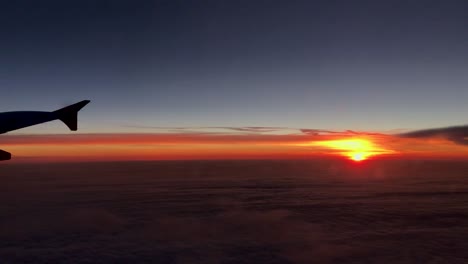 Impresionante-Puesta-De-Sol-Desde-La-Ventana-De-Un-Avión