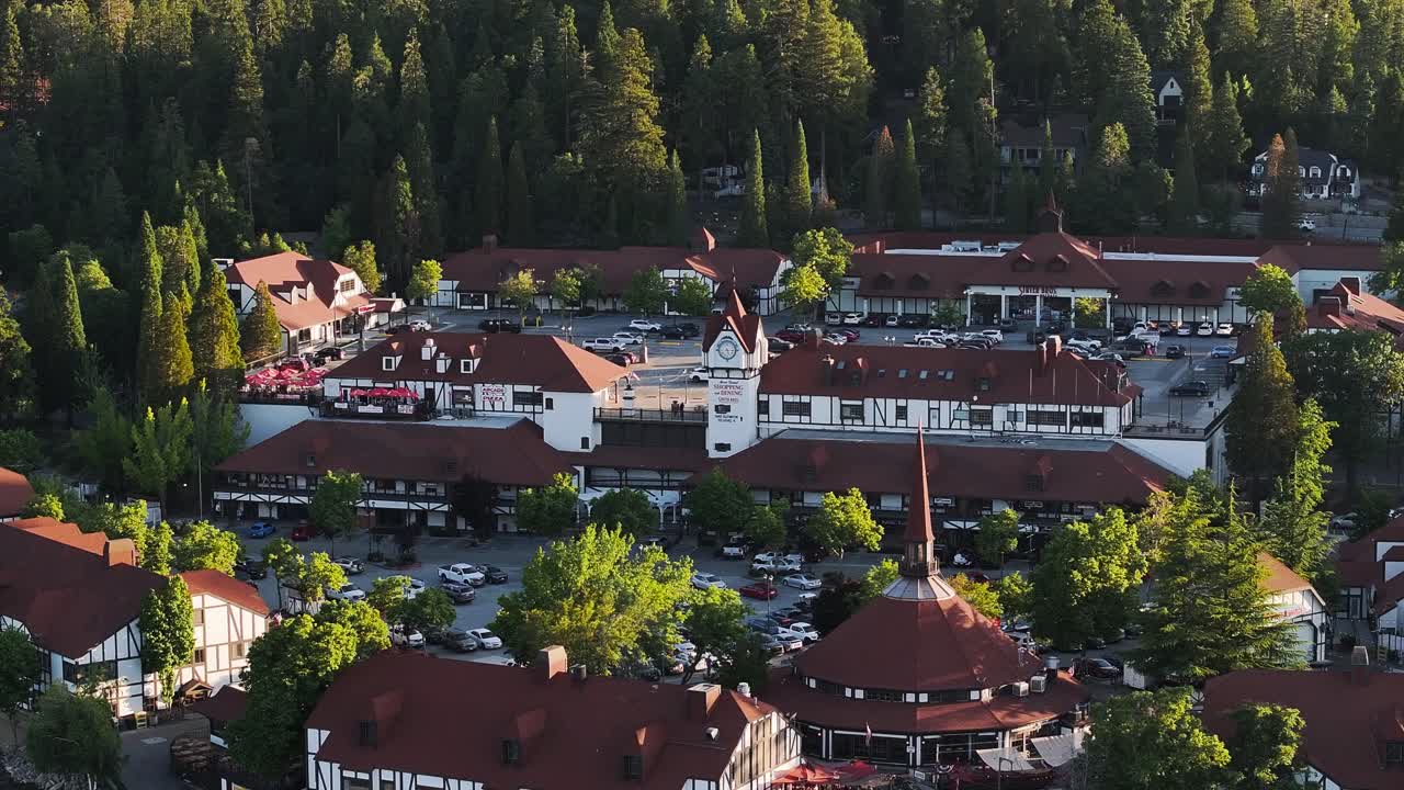 호수 arrowhead 마을 쇼핑 센터 움직임과 움직이는 사람들과 바 ⁇ 다 항공 정적 텔레포토 압축 4k