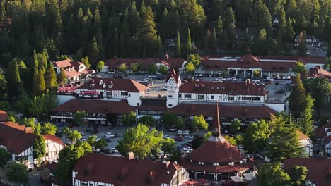 centro comercial de la aldea de la punta de flecha del lago ocupado con el movimiento y la gente en movimiento compresión telefoto estática aérea 4k