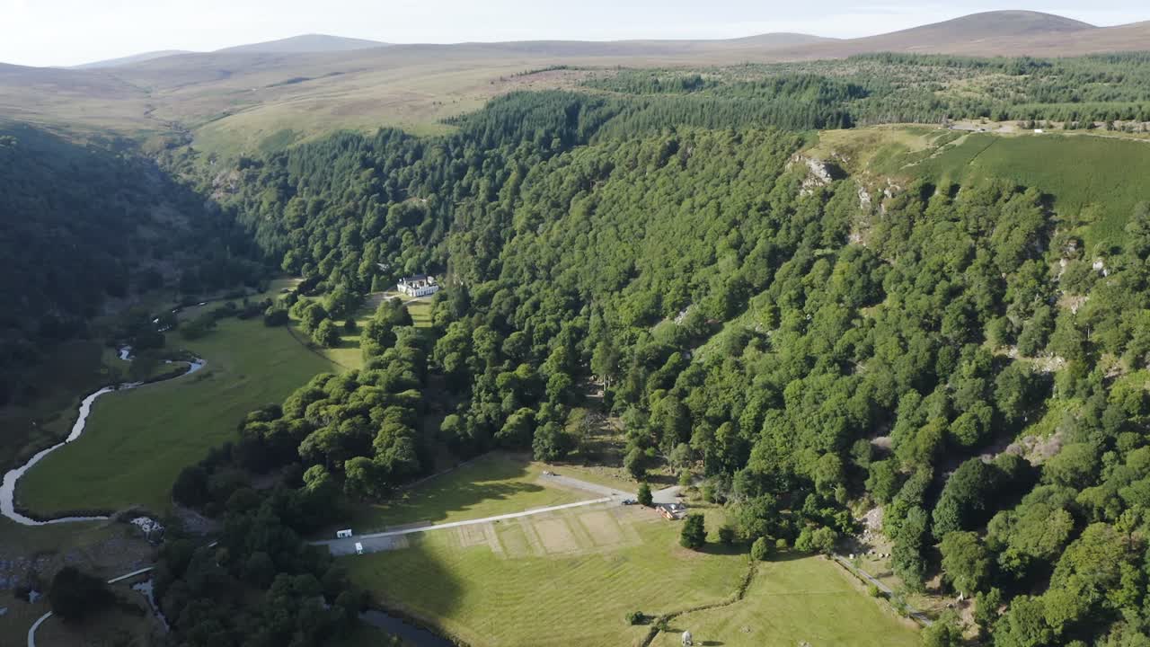 hermoso paisaje sereno del lago lough tay, lago guinness en las montañas wicklow, con el bosque verde en un día soleado-1