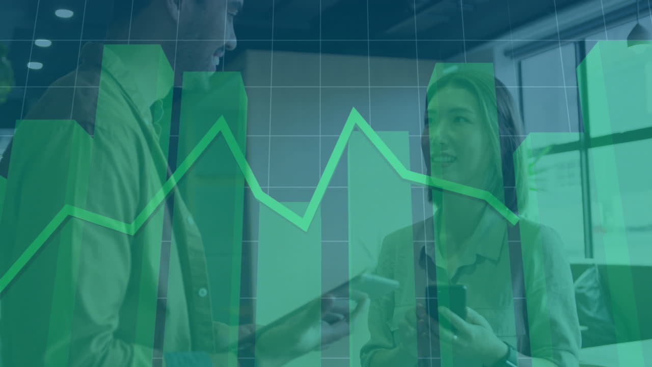 animación del procesamiento de datos financieros sobre diversas personas de negocios en la oficina