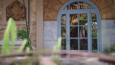 arco exterior con una puerta azul