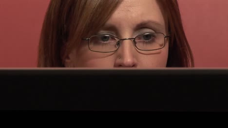imágenes de una mujer trabajando desde casa