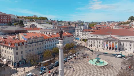 Orbit-Shot-Of-High-rise-Dom-Pedro-IV-Statue-In-Rossio-Square,-Lisbon,-Portugal