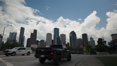 Horizonte-De-Houston,-Texas-En-Silueta-Enmarcada-Por-Nubes-Brillantes-Y-Cielo-Azul