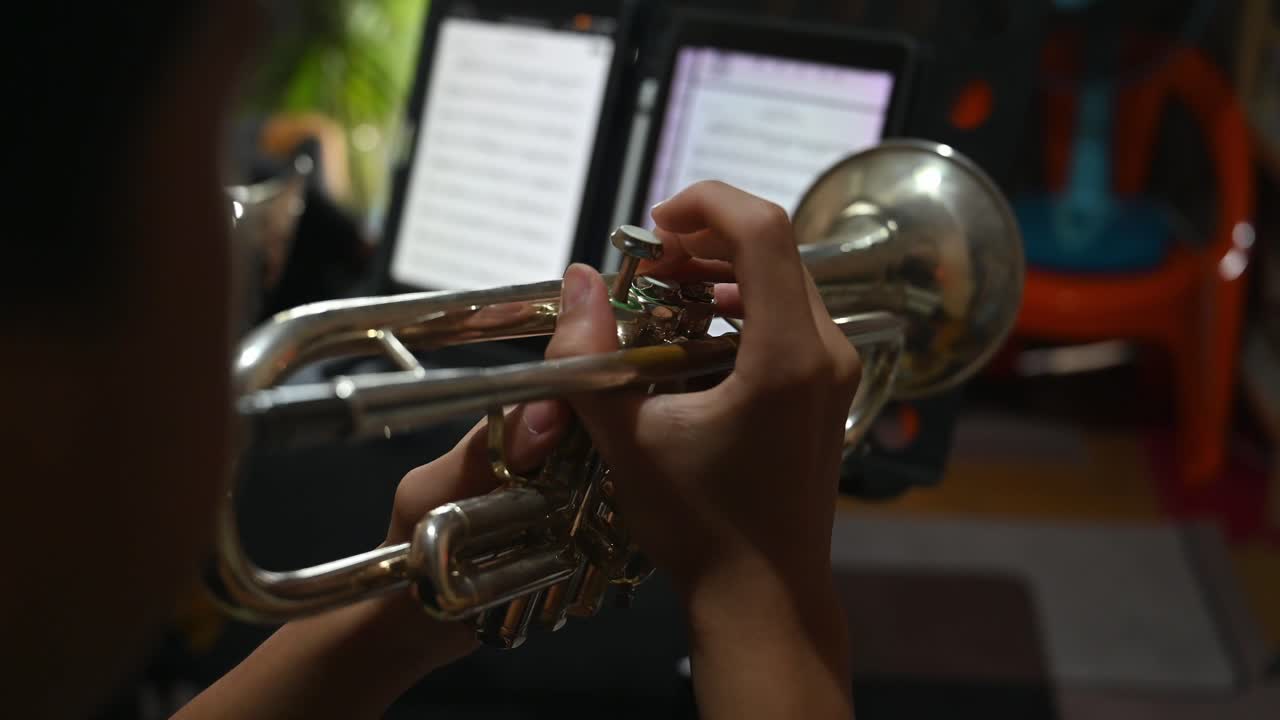 교사가 함께 악기를 연주하면서 악기를 불고 있는 학생, 트럼펫 레슨
