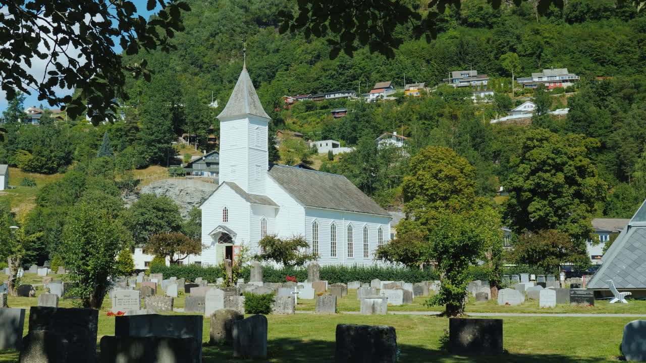 노르웨이의 묘지에 있는 고대 교회 4k 비디오