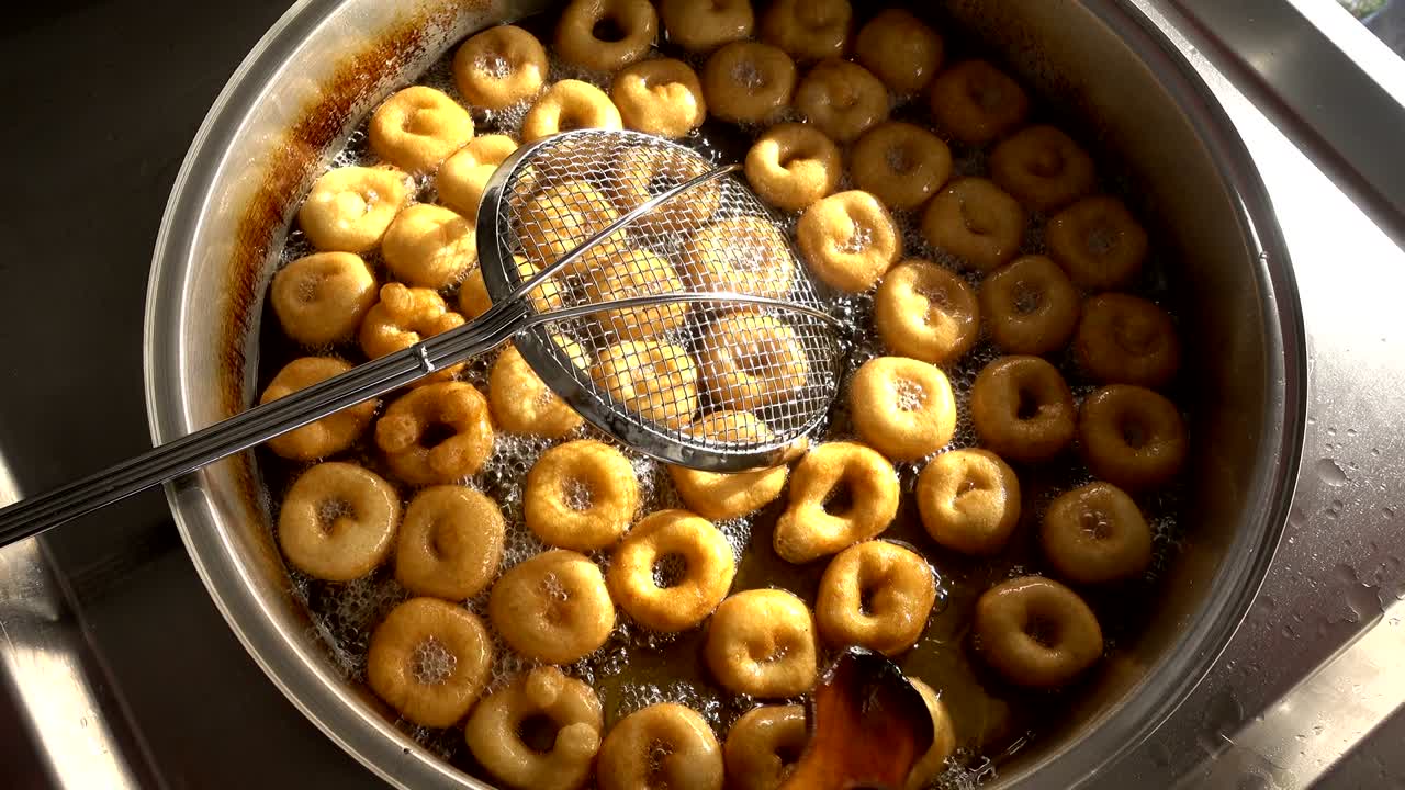 터키 아나톨리아의 전통적인 달한 디저트 도 lokma