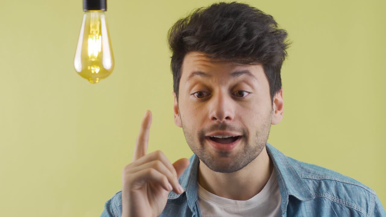 hombre confundido tratando de llegar a nuevas ideas. lámpara de ideas.