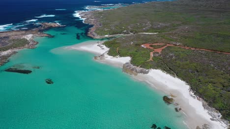 vista aérea de drones de la playa de madfish bay, parque nacional, región de dinamarca, australia en un día soleado, laguna celestial, arena blanca y costa