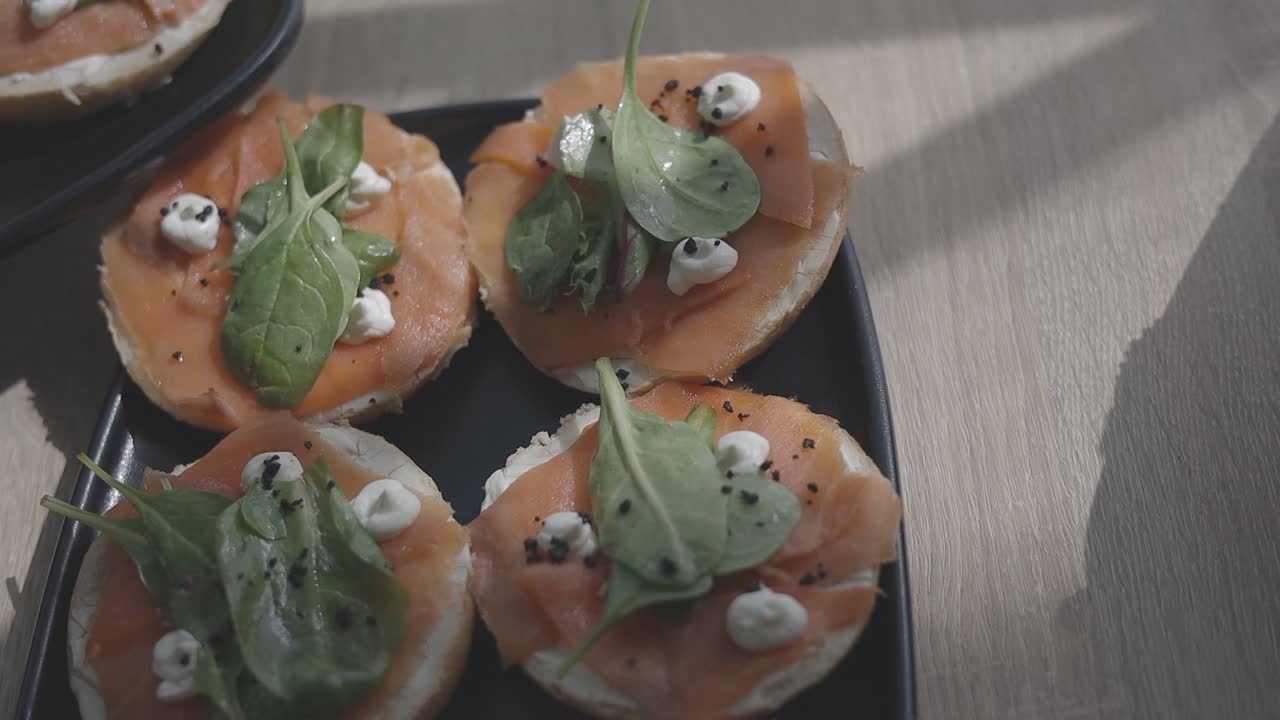 Amuse-gueules au saumon fraîchement préparés, garnis de verdure fraîche