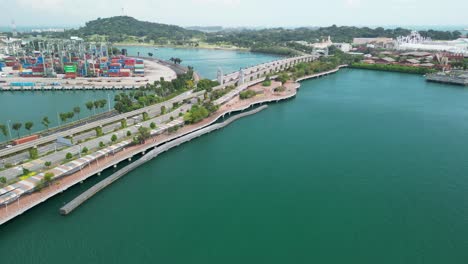 luftaufnahme der brücke zur insel sentosa in singapur, offiziell als sentosa gateway bekannt, bietet besuchern einen malerischen weg zu dieser lebendigen ferieninsel